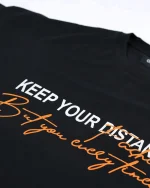 تیشرت مردانه keep your distance رنگ مشکی - تصویر 2