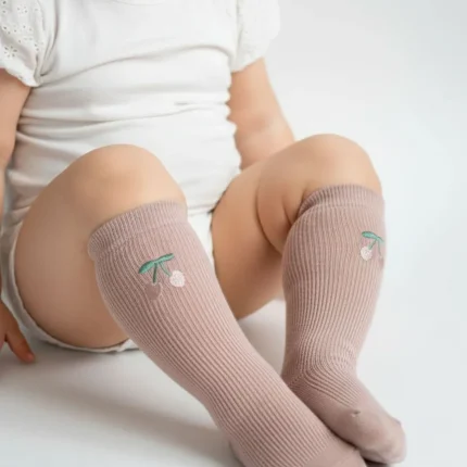 جوراب بچه‌گانه تا زیر زانو طرح گیلاس