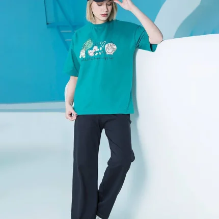ست زنانه تیشرت چاپدار و شلوار دمپا آزاد، انتخابی راحت و ساده برای استفاده روزمره و خانگی در فصل‌های گرم و معتدل.