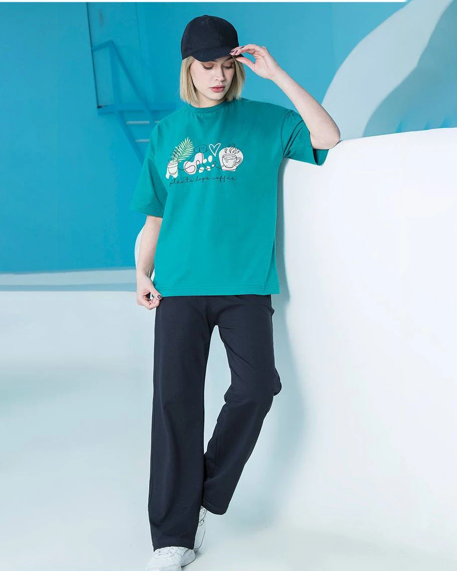 ست زنانه تیشرت چاپدار و شلوار دمپا آزاد، انتخابی راحت و ساده برای استفاده روزمره و خانگی در فصل‌های گرم و معتدل.