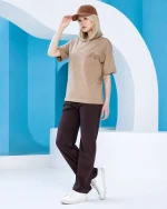 ست زنانه تیشرت نسکافه‌ای چاپدار و شلوار پشت دورس قهوه‌ای