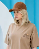 ست زنانه تیشرت نسکافه‌ای چاپدار و شلوار پشت دورس قهوه‌ای