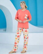 ست زنانه تیشرت یقه گرد و شلوار چاپدار طرح گل