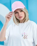 ست زنانه ماکان با تیشرت سفید گلدوزی روی سینه و شلوار کرم پشت دورس